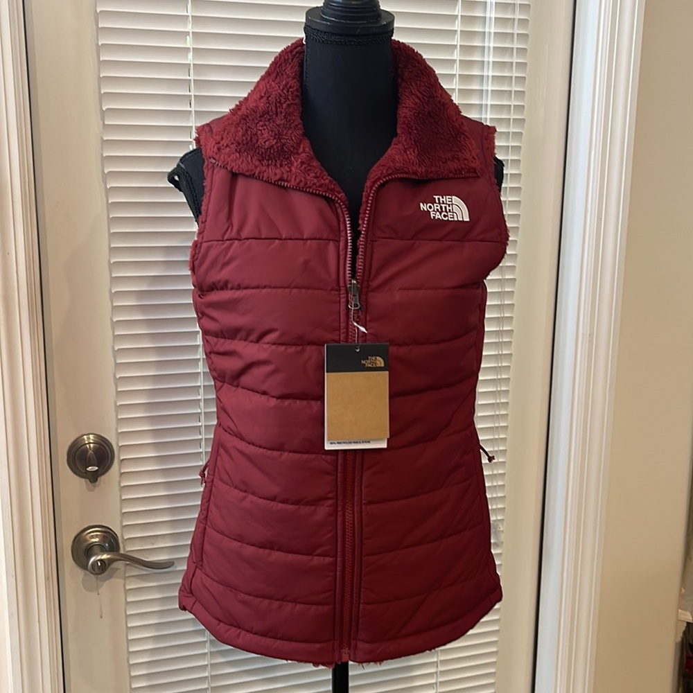 The North Face Mossbud REVERSIBLE Insulated Pomegranate Vest-Packable